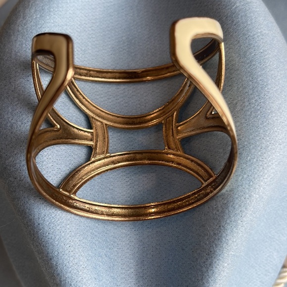 🤍💖✨ Enamel Cream and Gold Cuff Bracelet - Picture 12 of 17